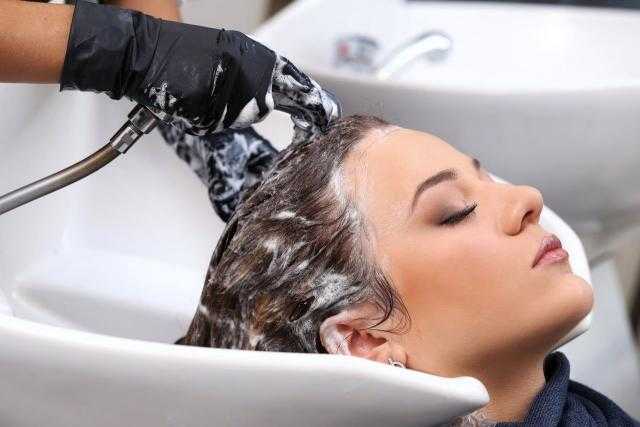 وصفات تساعدك في تنظيف شعرك في المنزل بدون شامبو