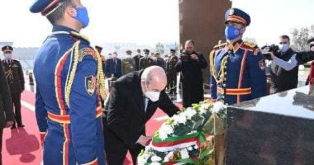 الرئيس الجزائري يضع إكليلا من الزهور على قبر أنور السادات