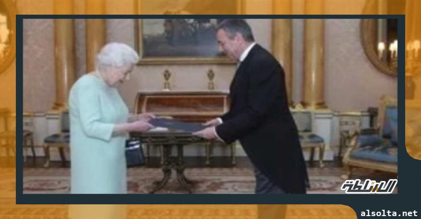 السفيرشريف كامل يُقدِم أوراق اعتماده للملكة اليزابيث الثانية