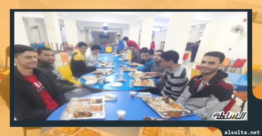طلاب مدرسة تكنولوجيا الطاقة النووية خلال تناولهم الوجبات الغذائية 