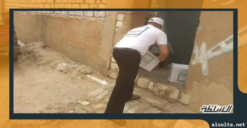 أحد العاملين في قوافل «وصل الخير» خلال جولته في توزيع المواد الغذائية 