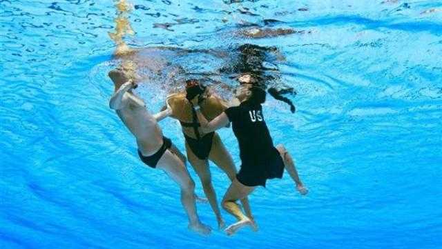 سباحة أمريكية تفقد الوعي أثناء المسابقة ومدربتها تقفز في الماء لإنقاذها