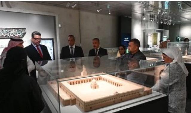 وفد رسمي من وزارة السياحة والآثار يزور معرض شطر المسجد بالسعودية