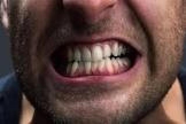 احذر التوتر يؤثر على أسنانك