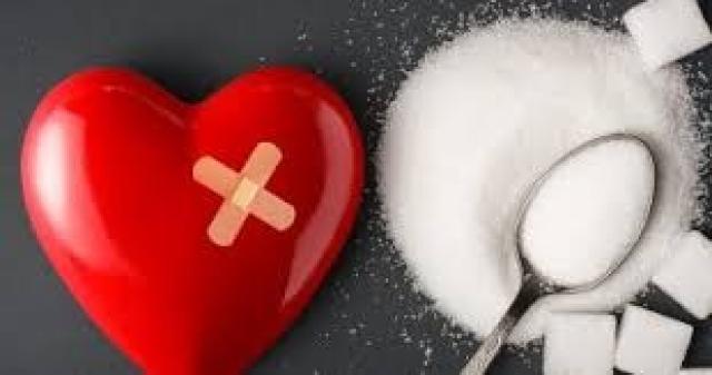 أمراض القلب والكبد أهمها.. مخاطر الإفراط في تناول السكر