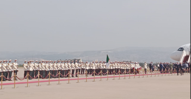 مراسم استقبال رسمية لرئيس الوزراء فور وصوله الجزائر 