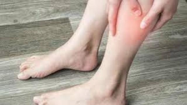 4 أعراض تنذر بجلطة في الساق