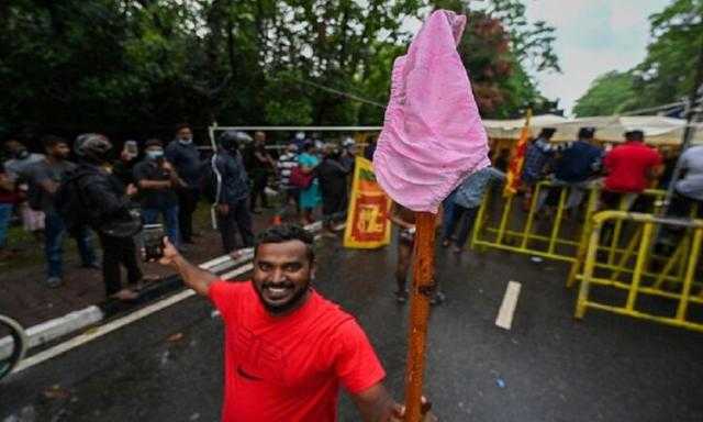 محتجون يشعلون النيران في منزل رئيس الوزراء بسريلانكا