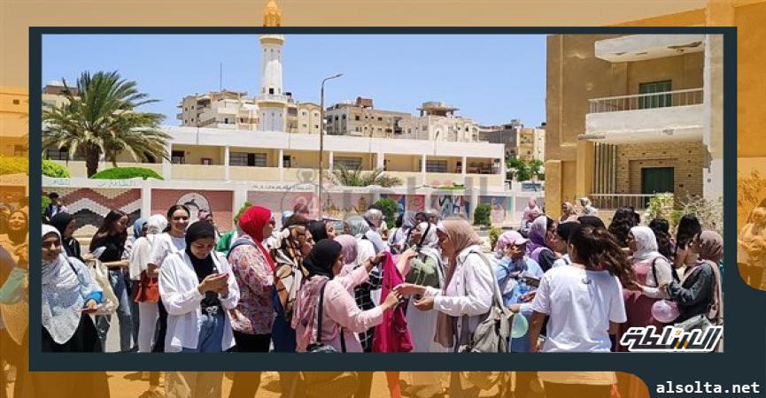 احتفالات طلبة الثانوية العامة أمام اللجان