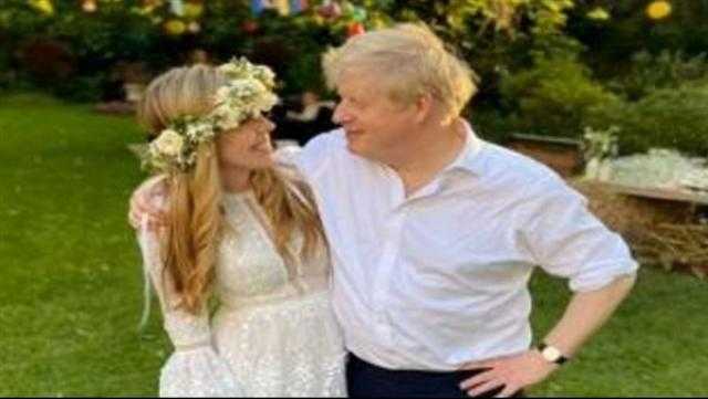 العروس اكتفت بتأجير الفستان.. عقد قران رئيس وزراء بريطانيا في خيمة
