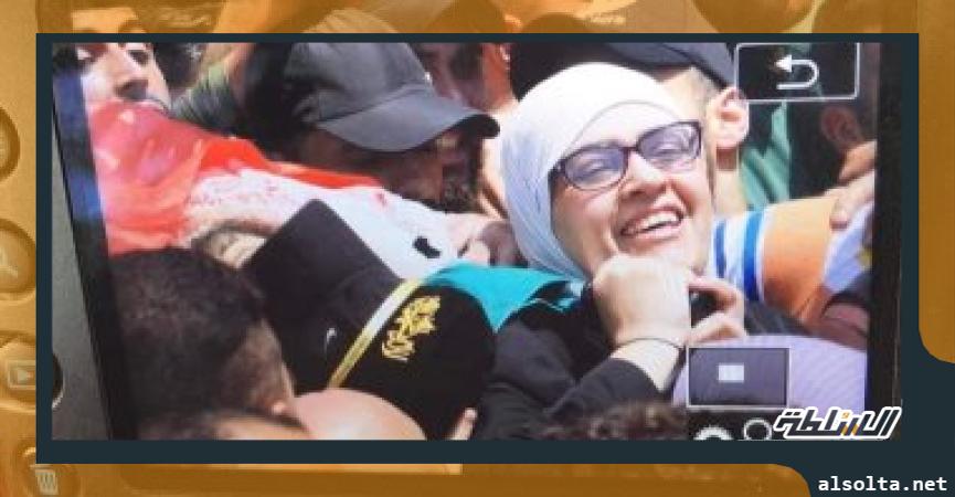 والدة الشهيد الفلسطينى إبراهيم النابلسى تحمل نعشه بابتسامة عريضة