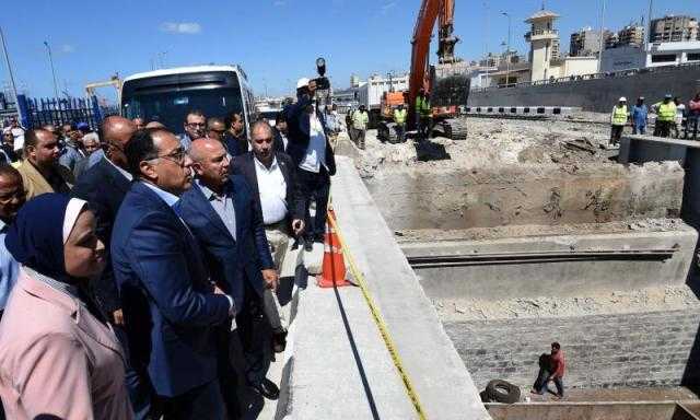 رئيس الوزراء يتفقد عدداً من المشروعات الجاري تنفيذها بميناء الإسكندرية