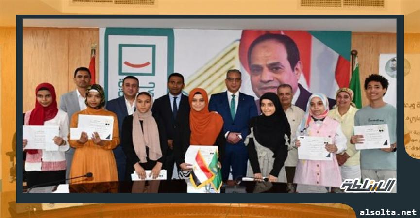 محافظات  محافظ الفيوم يُسلّم جوائز الدكتور محمد سعداوي للأوائل