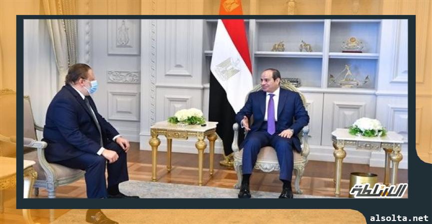   الرئيس السيسي مع حسن عبدالله محافظ البنك المركزي