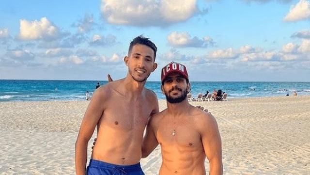 عبد الله جمعة وأحمد فتوح يستمتعان بالإجازة على الشاطئ