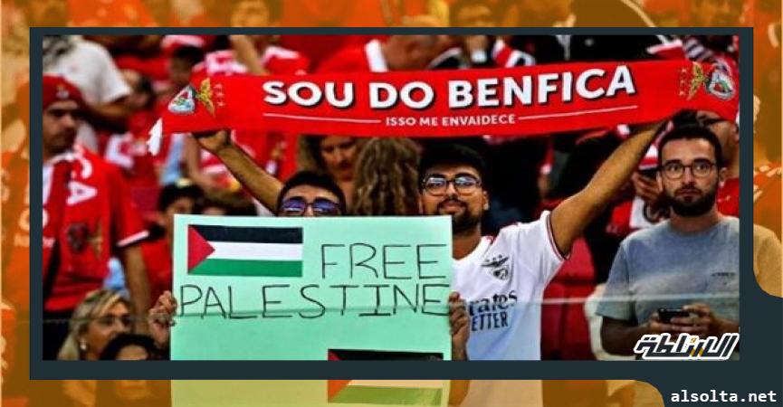 جماهير بنفكيا ترفع لافتة فلسطين حرة