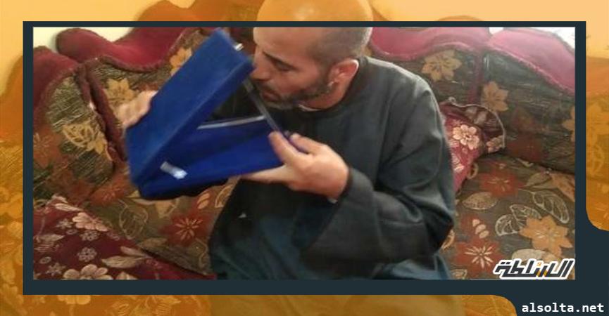والد طالبة القليوبية المتوفية قبل تخرجها يحمل درع تكريمها