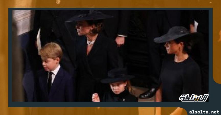 الأمير جورج والأميرة شارلوت يحضران جنازة جدتهما الملكة