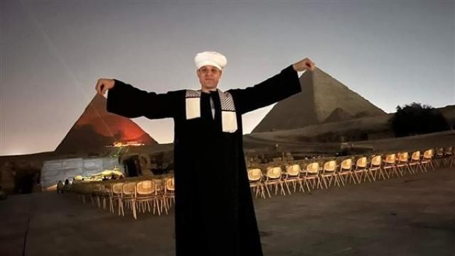 محمود التهامي يشدو بالأغاني الصوفية في أول حفل إنشاد بالأهرامات