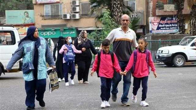 سقوط سور مدرسة وفصل به 91 طالباً.. غرائب أول يوم دراسي