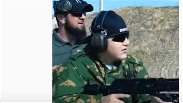 شاهد... زعيم الشيشان يدرب أبنائه الثلاثة لإرسالهم للقتال في أوكرانيا
