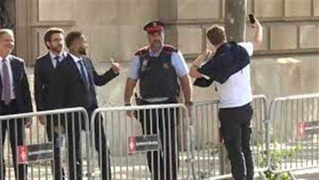 نيمار يلتقط سيلفي مع أحد معجبيه قبل جلسة محاكمته في برشلونة