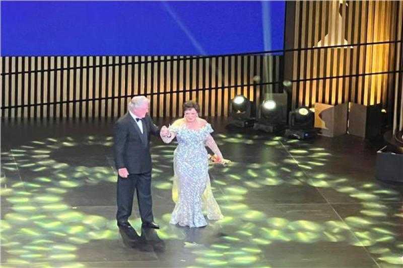 لبلبة تحصد جائزة ”الهرم الذهبي لإنجاز العمر” في مهرجان القاهرة السينمائي