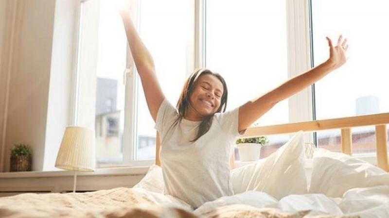 دراسة تكشف عن عوامل تجعلك تستيقظ بمزاج جيد