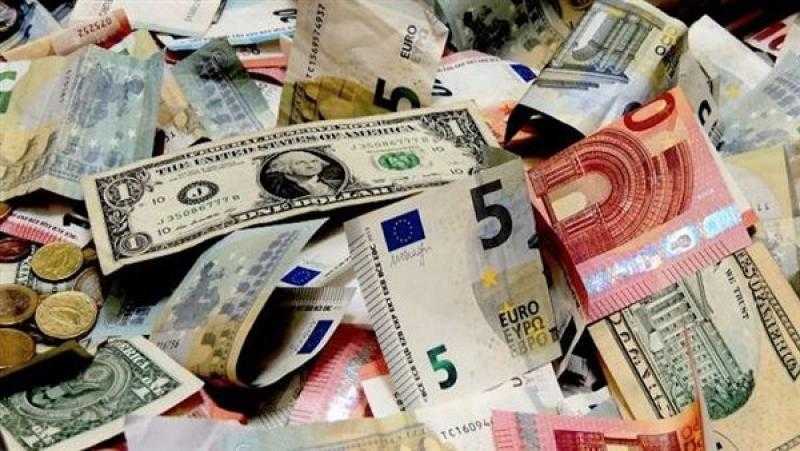 العملات الأجنبية تواصل انخفاضها في الصرافات