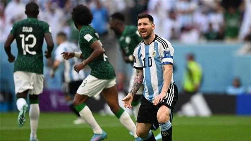 ملاكم يهدد ميسي بعد ركل قميص المكسيك في مونديال قطر
