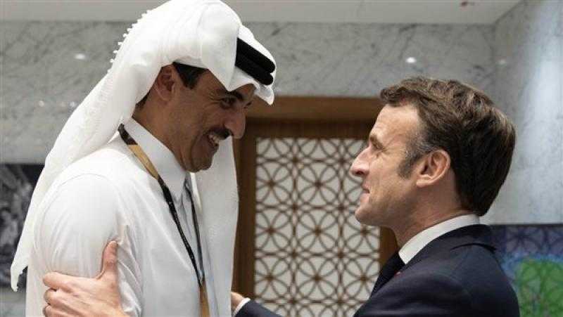 أمير قطر يلتقي الرئيس الفرنسي في الدوحة