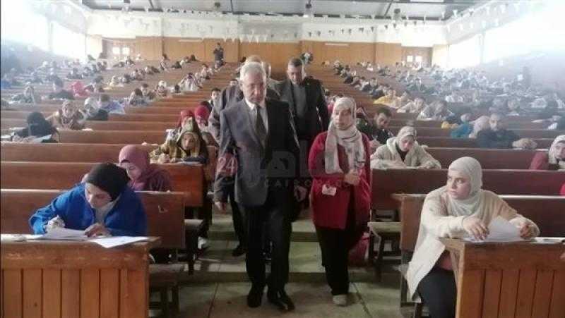 رئيس جامعة المنيا يتابع سير أعمال الامتحانات بالكليات
