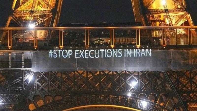 برج إيفل في باريس يضيء بشعارات تضامن مع الإيرانيين