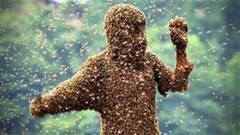 عرض حياته للخطر.. رجل يترك نفسه للسع النحل لسبب غريب