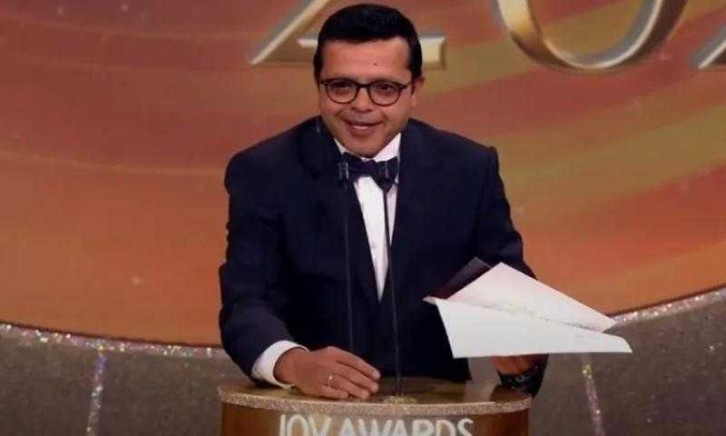 بسبب طول أحمد عز.. موقف طريف من محمد هنيدي يثير الضحك في حفل Joy Awards (فيديو)