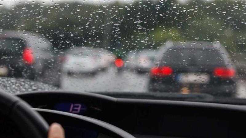 الخطوات الصحيحة لقيادة السيارة أثناء المطر