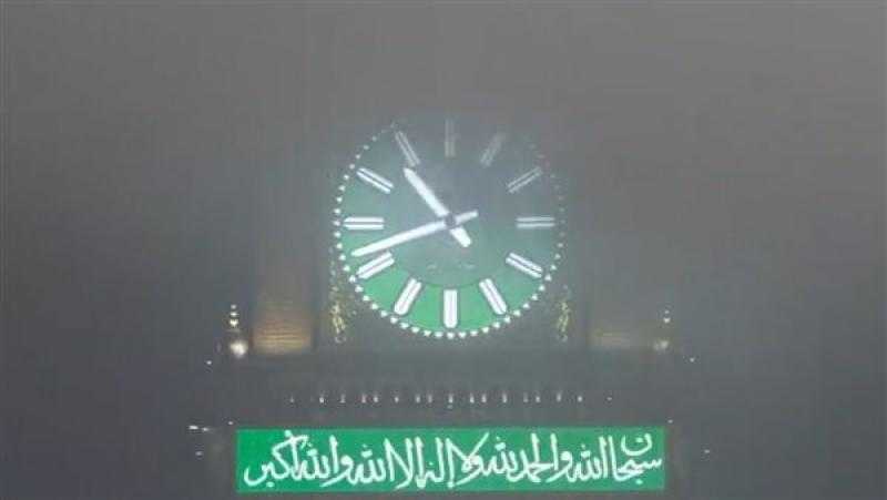 الضباب يغطي ساعة مكة بالسعودية وسط تحذيرات من الطقس
