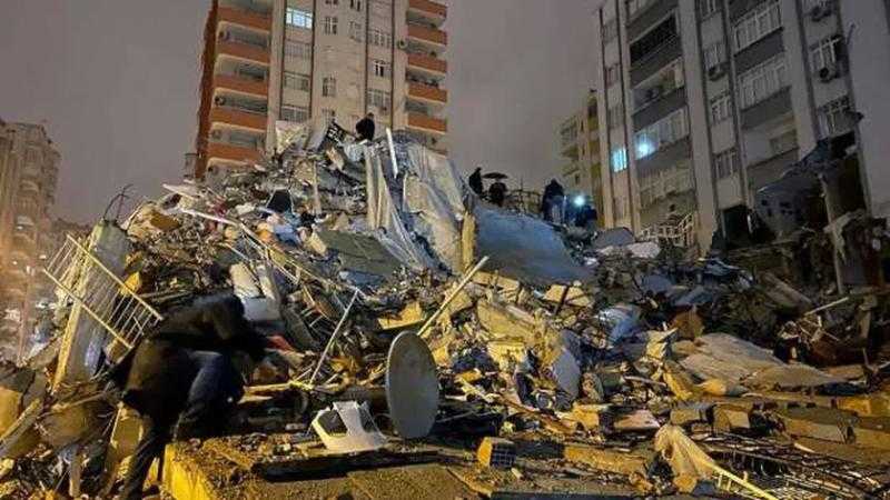 لحظة انهيار مبنى في تركيا نتيجة للهزات الارتدادية «فيديو»