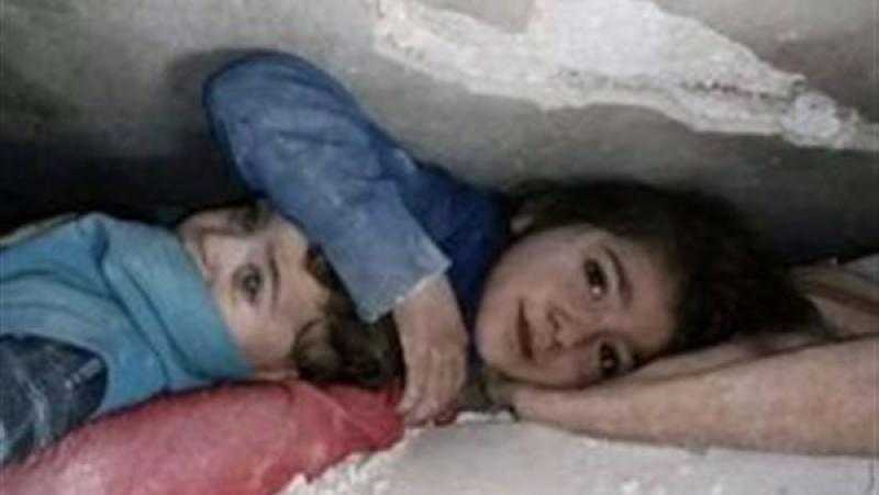 في مشهد يجسد معنى الأسرة.. طفلة سورية تحتضن شقيقها الأصغر تحت الأنقاض