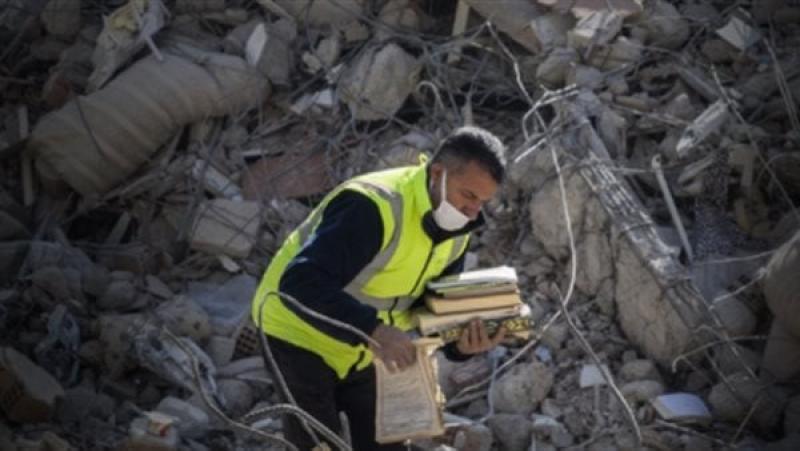 جمع المصاحف من تحت أنقاض زلزال تركيا وإرسالها إلى المساجد