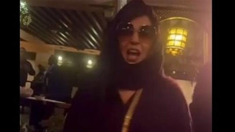 فيفي عبده تثير الجدل برقصها بالحجاب على أغنية خليجية | فيديو