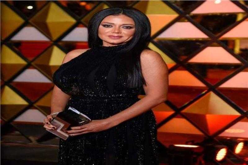 رانيا يوسف تُعلق على ظهور مشاهير بـ ”فستان البطانة” في حفل البافتا 2023 ”