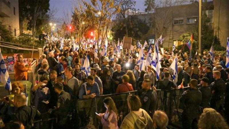 ماذا يحدث فى إسرائيل؟ مظاهرات واشتباكات عنيفة وحصار سارة نتنياهو (فيديو وصور)