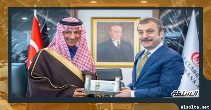أحمد الخطيب، وزير السياحة السعودي ورئيس الصندوق الاجتماعي للتنمية، مع محافظ البنك المركزي التركي كافجي أوغلو