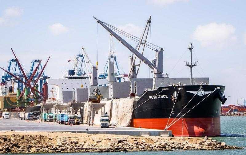 «الفول والصويا» أبرزها.. حركة البضائع العامة الصادرة والواردة بميناء دمياط
