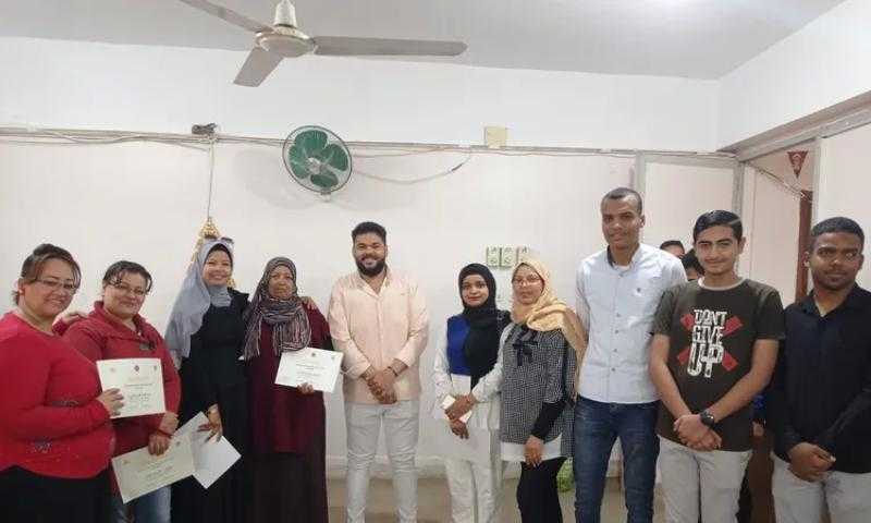 احتفالا بعيد الأم.. حقوق جنوب الوادي تكرم الأمهات المثاليات من الإداريات بالكلية