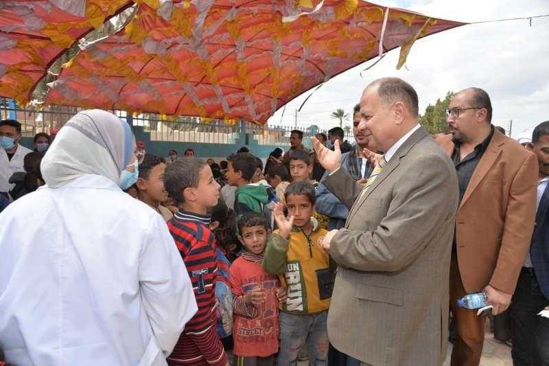 محافظ أسيوط يشهد إطلاق قافلة لعلاج الأسنان بقرية عرب مطير| صور