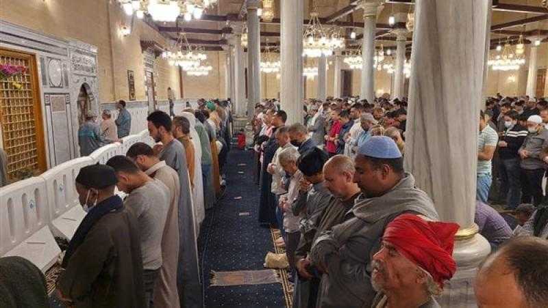 أبرزها البكاء والالتفات.. أمور مباحة وأخرى محظورة أثناء الصلاة