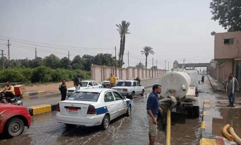 بعد ليلة ممطرة.. الوحدات المحلية ترفع مياه الأمطار من شوارع بنى سويف (صور)