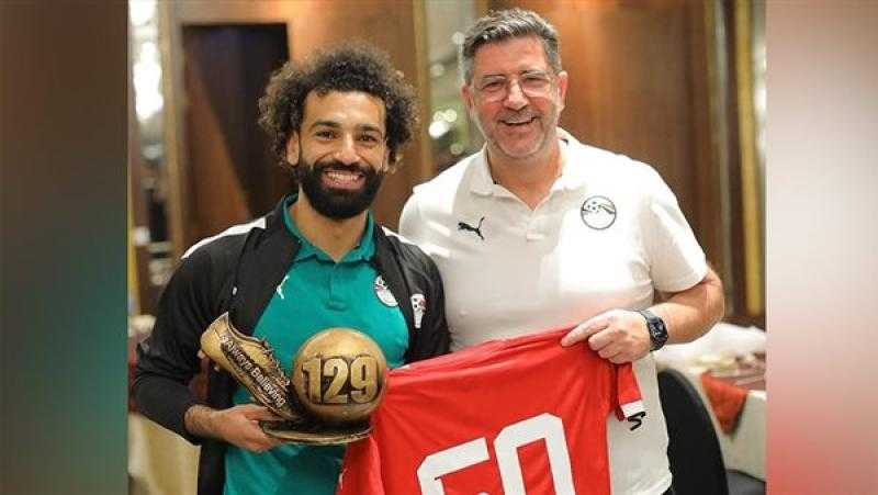الجهاز الفني لمنتخب مصر يحتفل بإحراز صلاح الهدف الـ50 مع الفراعنة